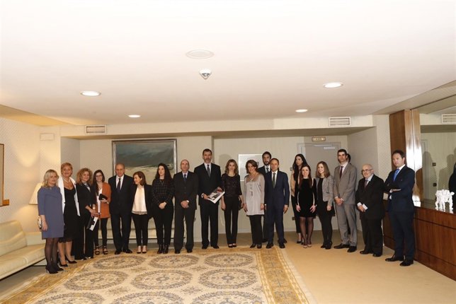 Los Reyes, en el centro, junto con representantes del Gobierno central y Navarra