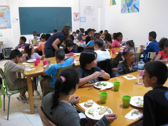 Gadis dona meriendas a niños en riesgo de exclusión