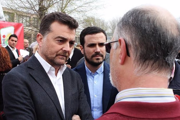 El candidato de IU al Gobierno central, Alberto Garzón, junto a Maíllo.