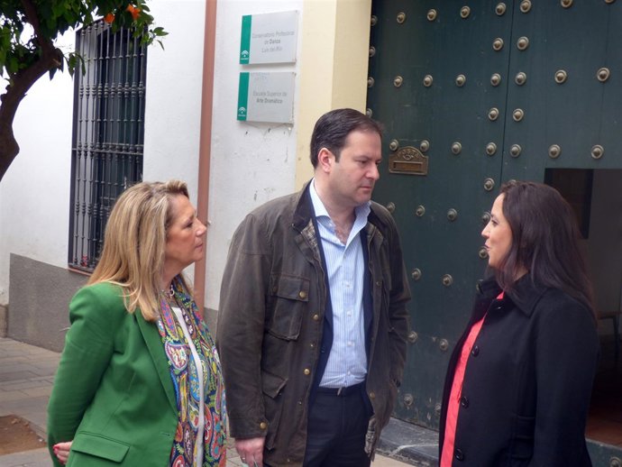 Arcas (izda.) y Molina (centro) ante el Conservatorio