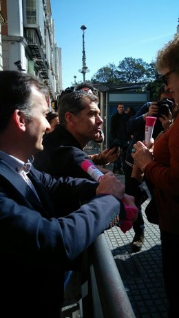 Toni Cantó habla con una ciudadana UPyD Martín de la Herrán