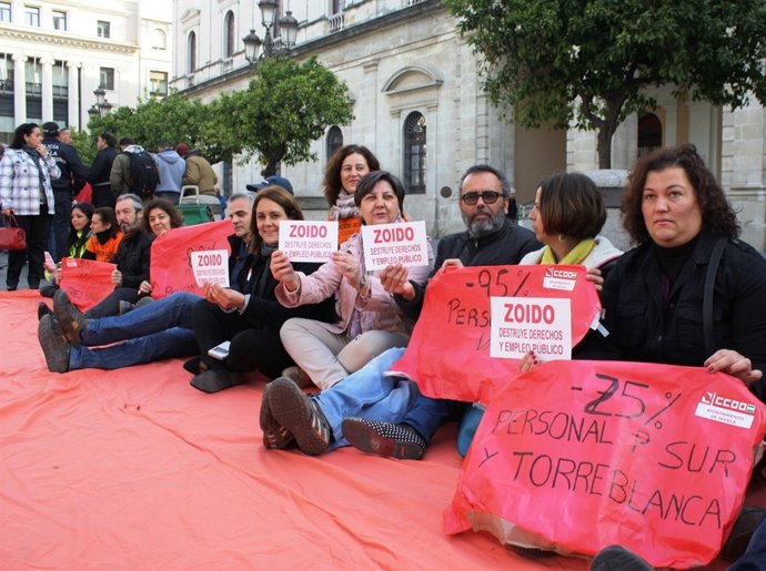 IU se concentra a las puertas del Ayuntamiento en protesta por el Zonas 