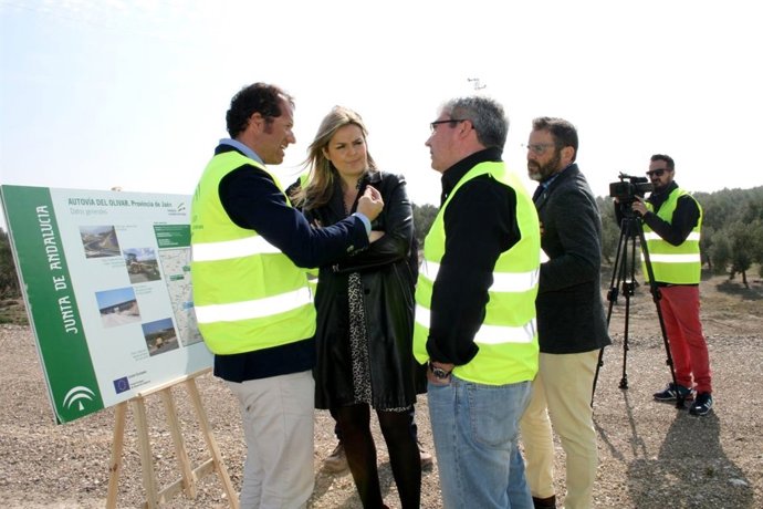 Marín y Valdivielso atienden las explicaciones de un técnico sobre la autovía.