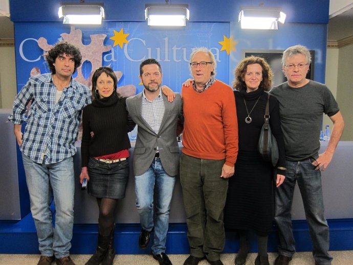 Actores de Els Joglars junto al concejal de Cultura de Salamanca
