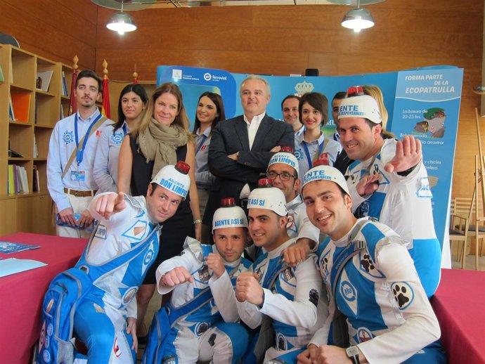 Ros, con la Ecopatrulla y los agentes Eco-Ciudad