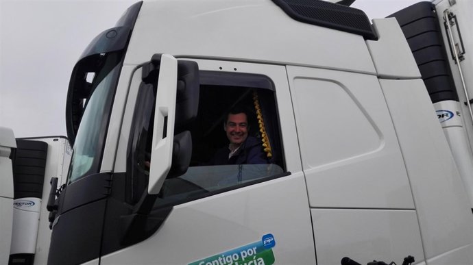 Juanma Moreno en un acto sobre transportistas en la provincia de Almería