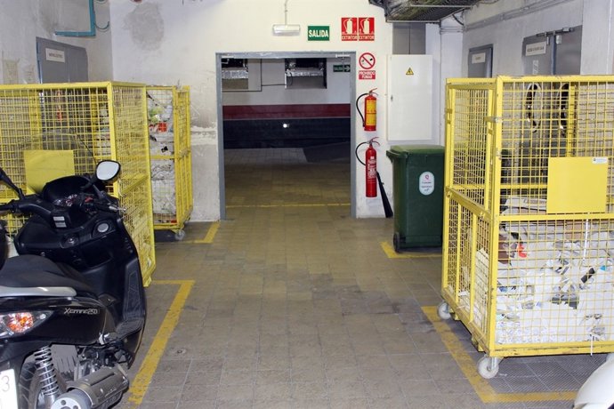 Contenedores con residuos sin clasificar en el Ayuntamiento