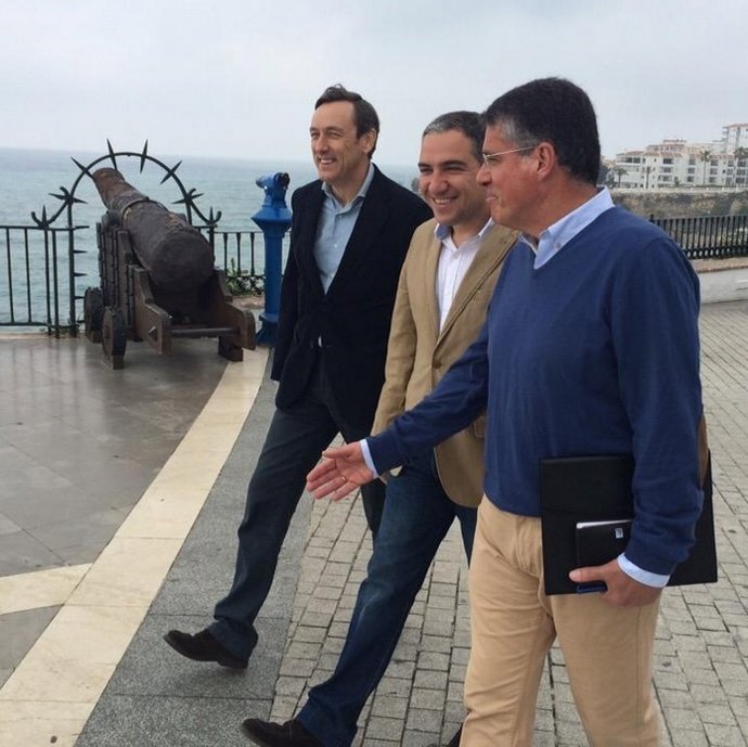 Rafael Hernando juno a elías Bendodo y el alcalde de Nerja, José Alberto Armijo