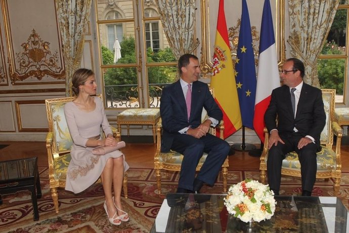 Los Reyes, recibidos en el Palacio del Eliseo por el Presidente de Francia, Fran
