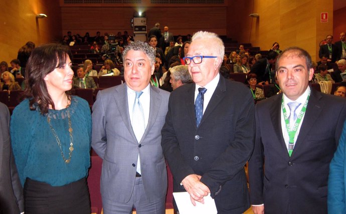 Tomás Burgos en el centro con el consejero de la Junta de Andalucía