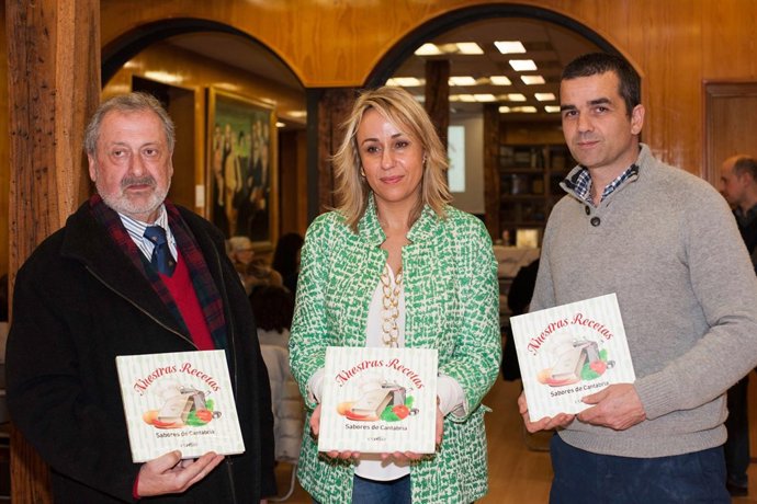 La consejera con el libro de recetas