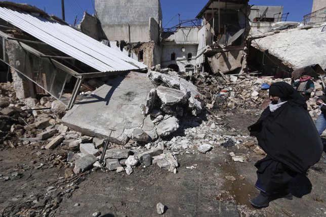 Una mujer camina en Alepo, Siria