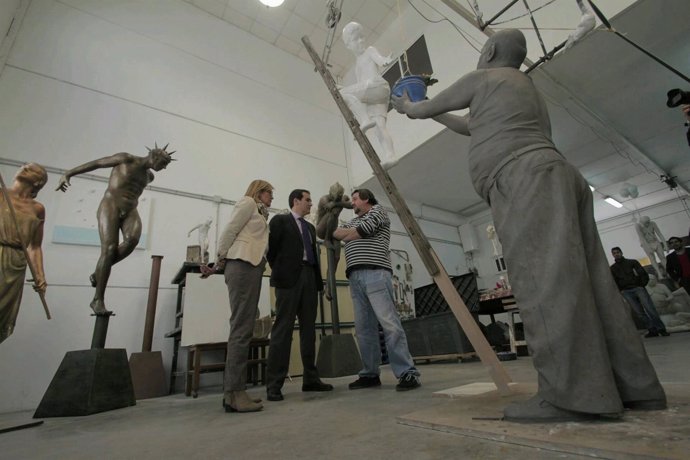 José Antonio Nieto en la visita a la escultura en homenaje a los patios