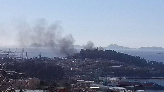 Incendio barco en Punta Lagoa Vigo