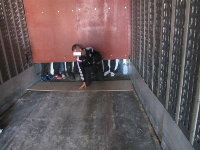 Un grupo de inmigrantes intentan cruzar el Estrecho desde Ceuta