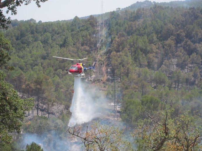 Helicóptero En Boadella, En El Incendio Forestal Del Alt Empordà