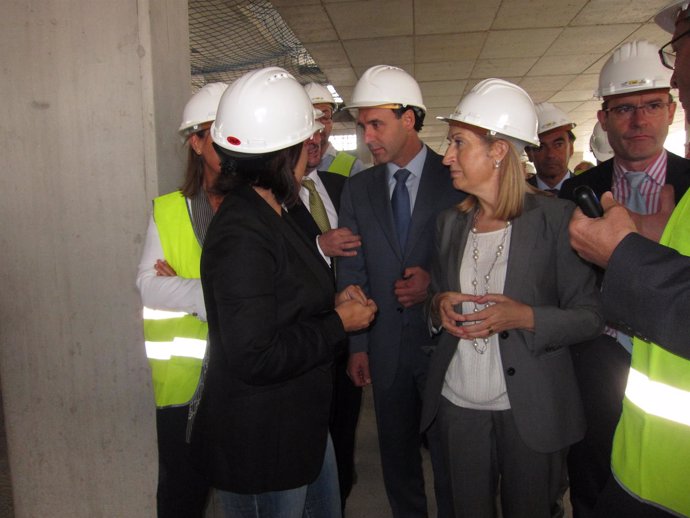 Ana Pastor, Ignacio Diego Y Sáenz De Buruaga Visitan Las Obras De Valdecilla