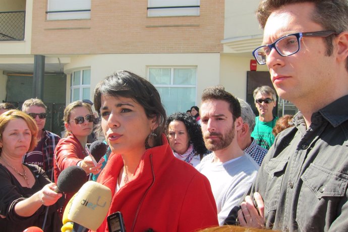 Teresa Rodríguez atiende a los periodistas.