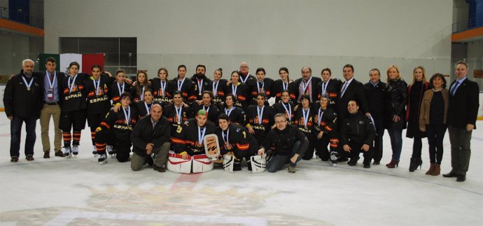 España consigue el bronce en el Mundial de hockey hielo femenino de Jaca