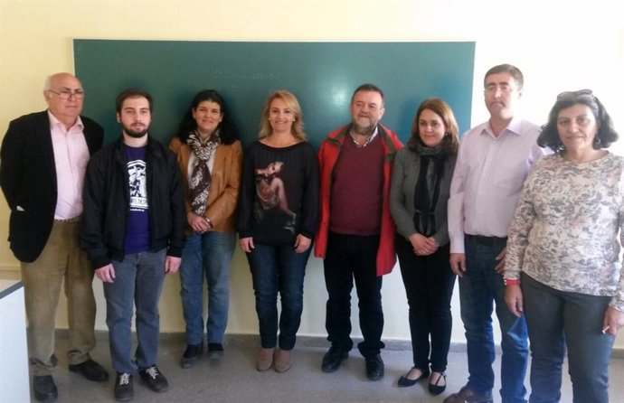 IU con la plataforma de la zona azul.