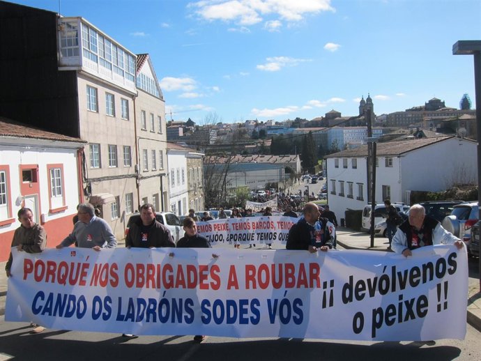 Marineros del cerco, subiendo a Monte Pío