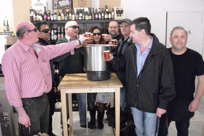 Málaga impulsa el primer taller para ciegos de elaboración de cerveza artesanal