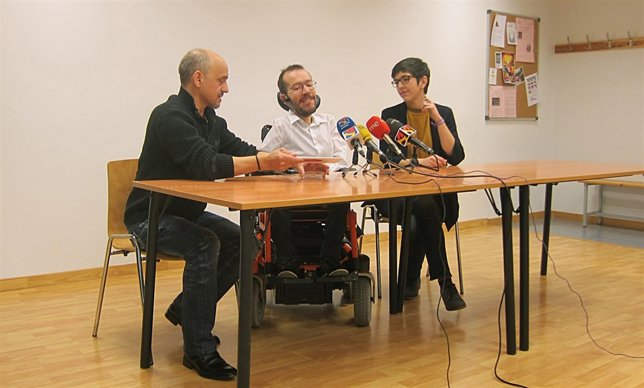 Pablo Echenique (centro) acompañado por representantes de la lista.