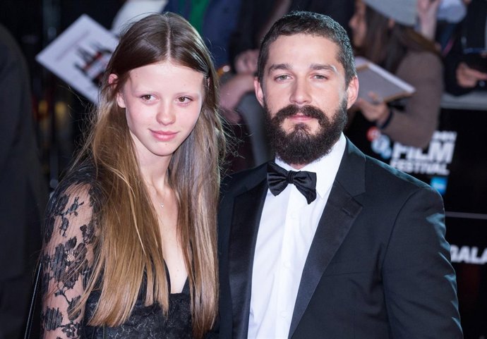 Mia Goth y su novio Shia Labeouf podrían estar comprometidos