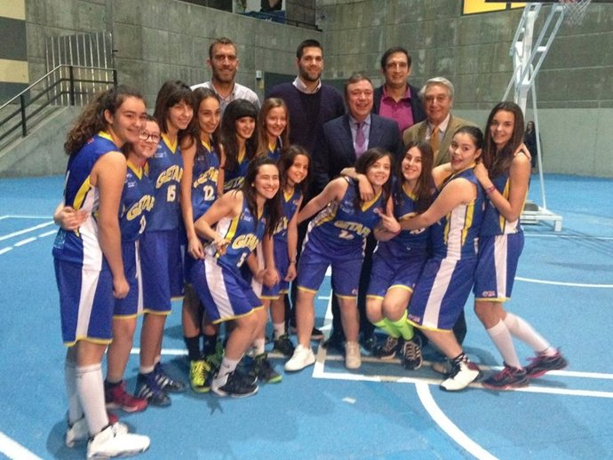 Felipe Reyes, con el alcalde de Getafe, inaugura el pabellón con su nombre