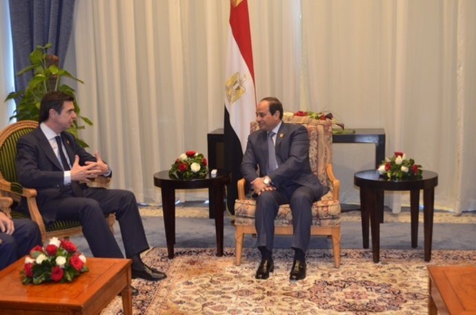El ministro José Manuel Soria con el presidente de Egipto