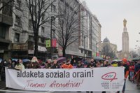 Miles de personas reivindican en Bilbao "alternativas"