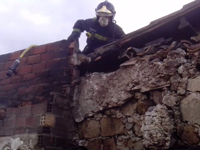 Bomberos trabajan en el incendio