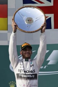 Hamilton manda en Albert Park y Sainz araña un valioso noveno