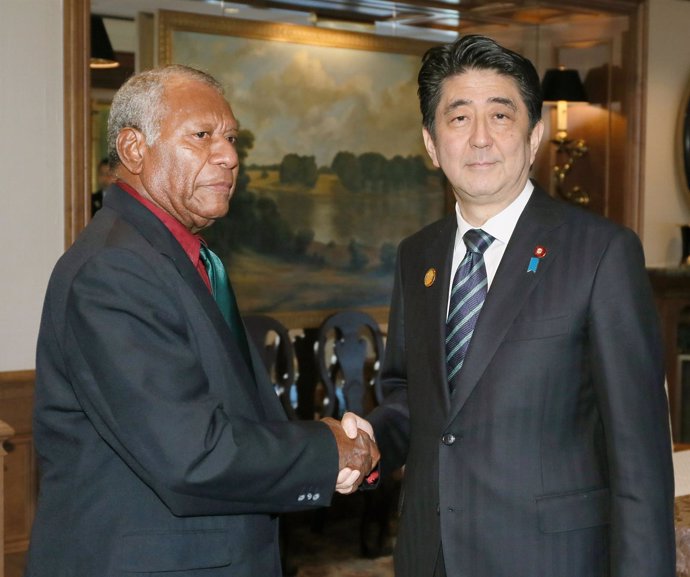 El presidente de Vanuatu, Baldwin Londsdale, con Shinzo Abe
