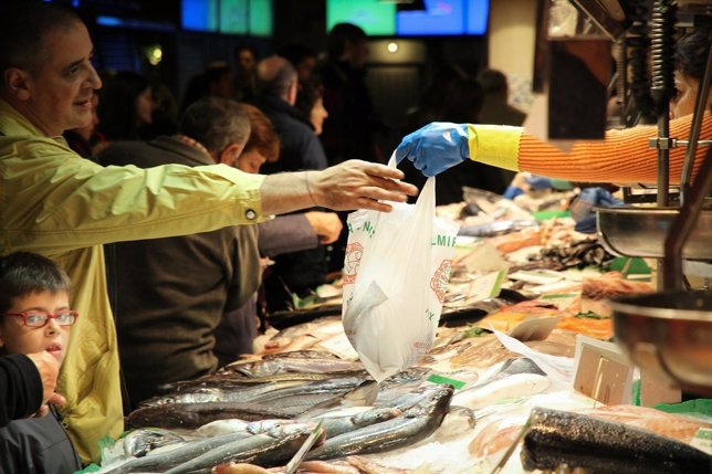 Hombre comprando en una pescadería