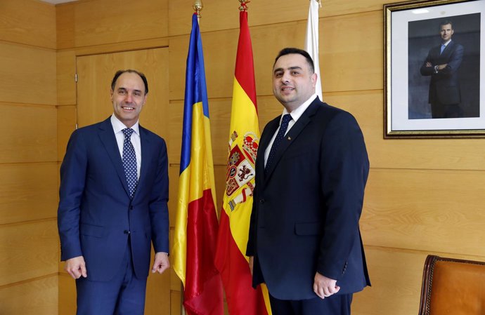 El presidente de Cantabria con el cónsul de Rumanía