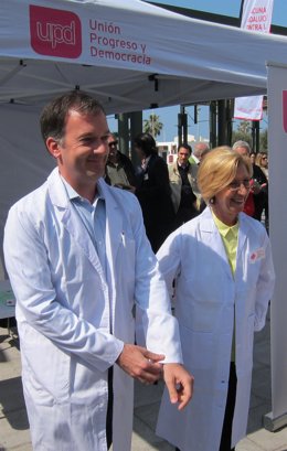 De La Herrán y Rosa Díez con batas para repartir "vacunas contra la corrupción"