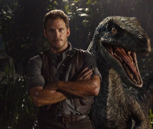 Chris Pratt con un velociraptor en Jurassic World