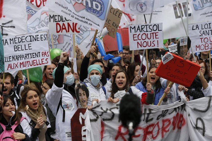 Sanitarios franceses durante una manifestación en París