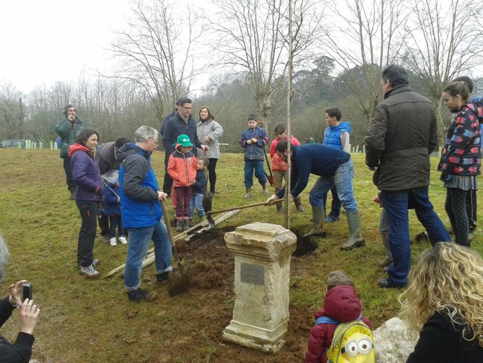 Acción de voluntariado ambiental en la ribera de la ría de Solía