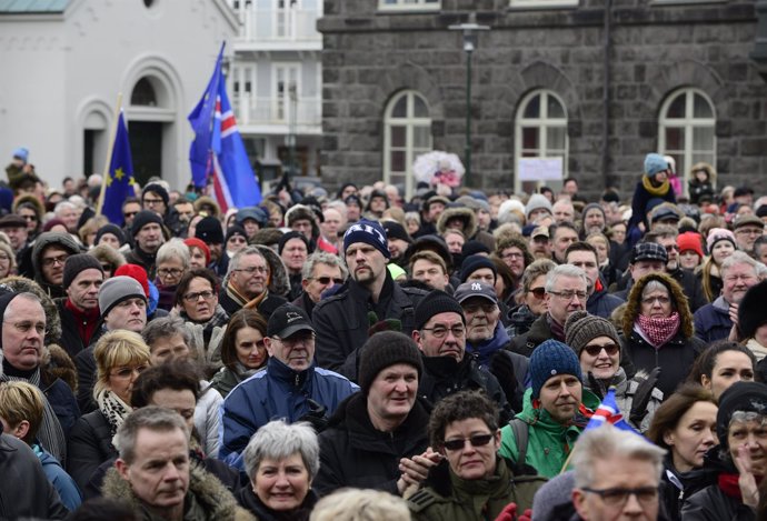 Manifestación en Islandia contra la retirada de la petición de adhesión