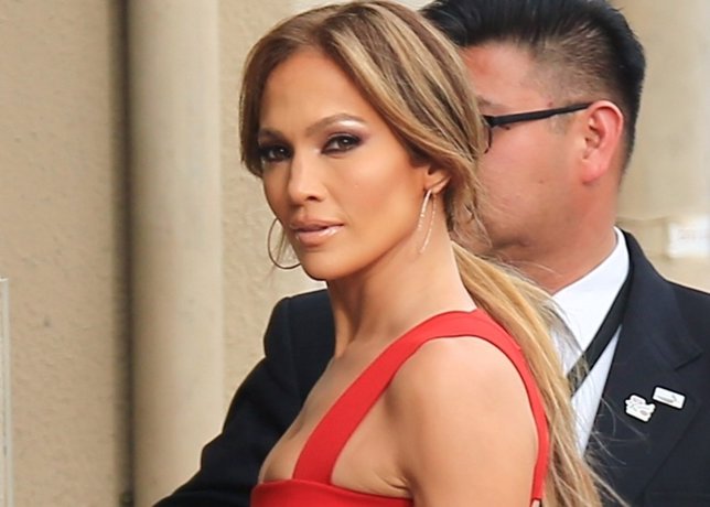 Jennifer Lopez las curvas que aparecen y desaparecen espectacular 