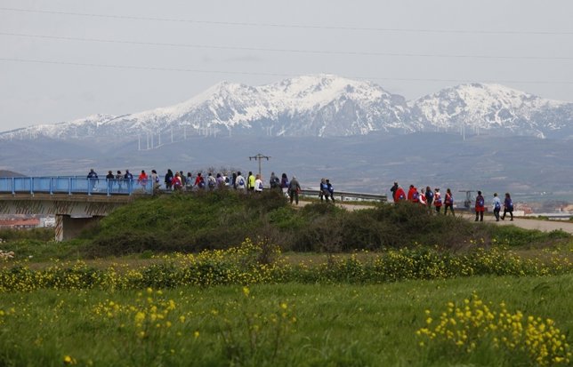 Gente paseando, paisaje, campo verde, montañas nevadas