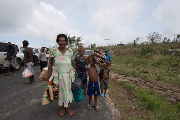 Familia afectada por el ciclón Pam en Vanuatu
