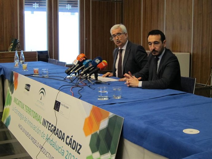 Jiménez Barrios, acompañado de López Gil, en declaraciones a los medios 