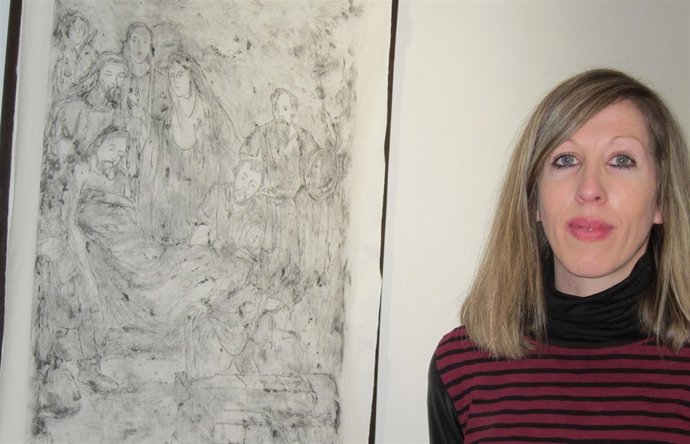 Ana Ontiyuelo delante de una de sus grabados en el Espacio Joven de Salamanca