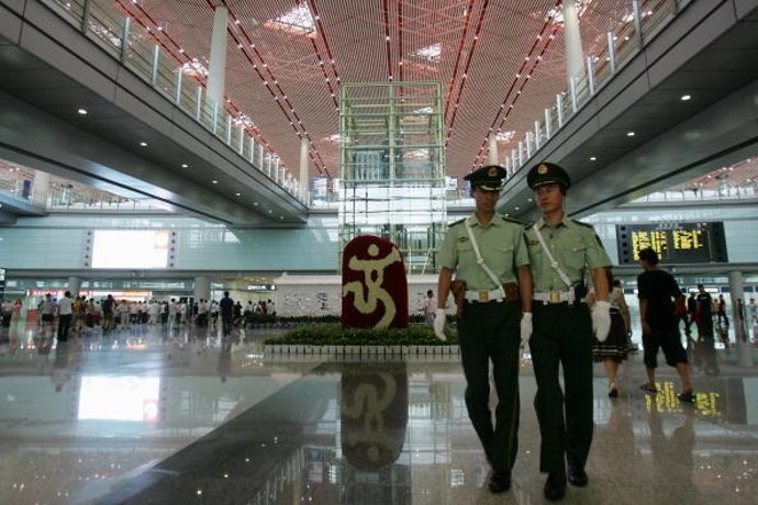 Guardias de seguridad en un aeropuerto de China 