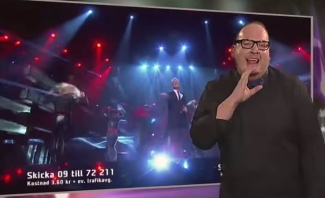 Este intérprete de lenguaje de signos vive la canción más que el artista