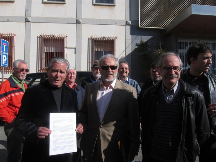 Julio Anguita en el centro antes de presentar la denuncia