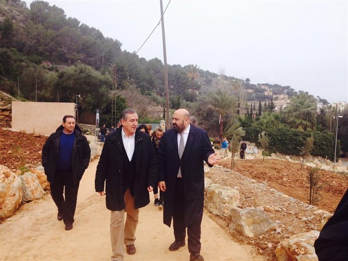Martínez y Simarro visitan la zona tras el derribo del hotel Rocamar
